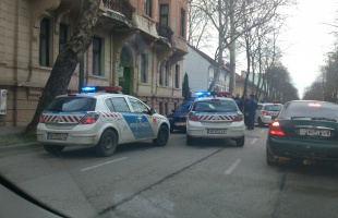 Négy rendőrautó csapott le egy BMW-re