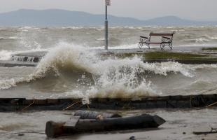 Kiöntött a Balaton Fenyvesnél