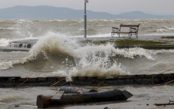 Kiöntött a Balaton Fenyvesnél