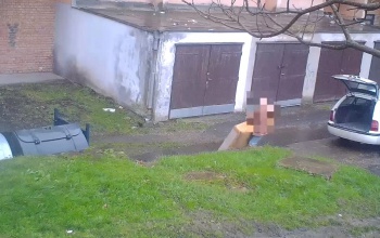 Újabb illegális szemetelő bukott le: a Sávháznál dobta ki az ágyat egy férfi – VIDEÓ