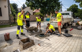 589 db aknafedlap szintre emelését és 809 db cseréjét végzi az önkormányzat