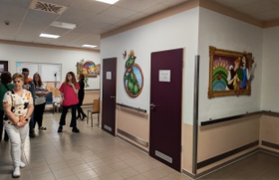 Mesefigurák költöztek a gyermekambulancia falára