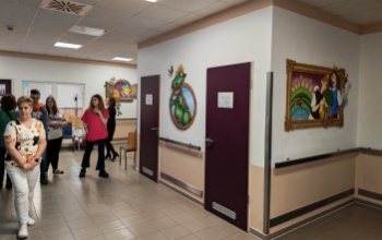 Mesefigurák költöztek a gyermekambulancia falára