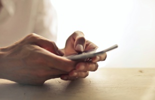 Elismerte az Apple, hogy sugárzik az iPhone