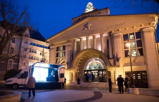 Korai menyegző a Szivárvány Kultúrpalotában - díszbemutatót rendeztek a Csiky filmjének