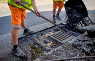A Pázmány Péter utcában már elhelyezték az új aknafedlapokat