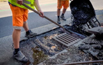 A Pázmány Péter utcában már elhelyezték az új aknafedlapokat