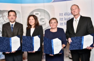 Nívós kitüntetéssel díjazták a Kodály Zoltán Központi Általános Iskola kémiatanárát