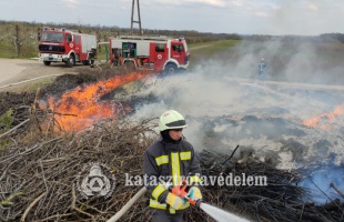 Enyingen nádas, Siófokon kerti nyesedék égett hétfőn - VIDEÓ