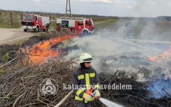 Enyingen nádas, Siófokon kerti nyesedék égett hétfőn - VIDEÓ