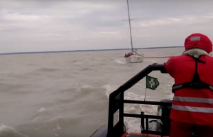 Így mentettek ki ma négy embert a viharos Balatonról