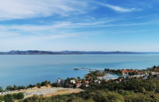 Bárki által használható kishajós megállópontok létesülnek a Balaton déli partján