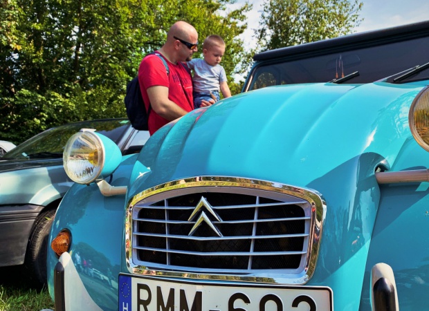 Veteránokkal telt meg a Cseri park - kicsik és nagyok is megcsodálták a járműveket