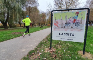 Cuki gyerekrajz figyelmezteti a desedai kerékpárosokat a lassításra