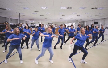 Ennyire vidám az élet a Videotonnál: tánccal ünnepelték a cég 50. születésnapját