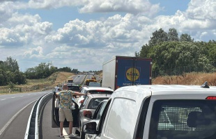 Torlódás a 67-esen a zenélő szakasznál - autó csapódott a szalagkorlátnak