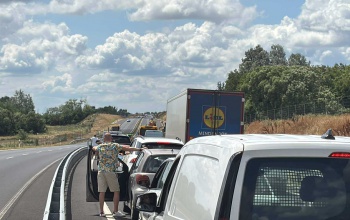Torlódás a 67-esen a zenélő szakasznál - autó csapódott a szalagkorlátnak