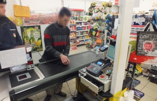 Kikapta a kasszából a pénzt, majd elfutott
