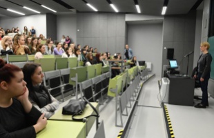 Fejest ugrottak a lányok a tudomány világába
