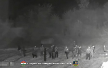 Erőszakosan próbált Magyarországra behatolni egy migránscsoport Röszkénél (VIDEÓ)