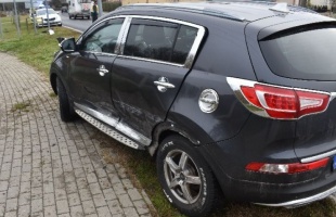 Belerohant a szemből érkező autóba, majd elhajtott
