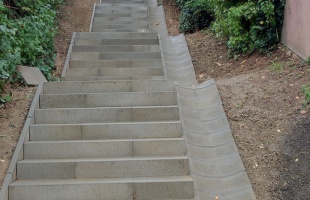 Biztonságosabb és szebb lett a Kaposrétsort és a Rómahegy utcát összekötő lépcső