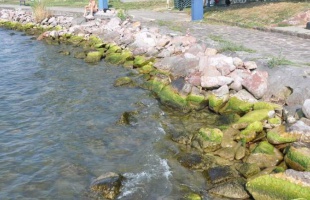 Megbillent hosszanti irányban a Balaton víztükre