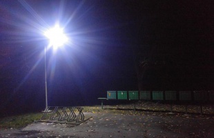 Napelemes lámpa került a desedai postaládákhoz