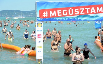 Szombat helyett vasárnap rendezhetik meg a Balaton-átúszást