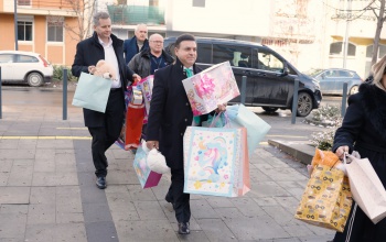 Orvosi műszerrel és rengeteg ajándékkal érkezett Mága Zoltán a kaposvári kórházba