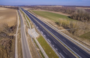 Szalagkorlátnak ütközött egy autó a 67-es úton