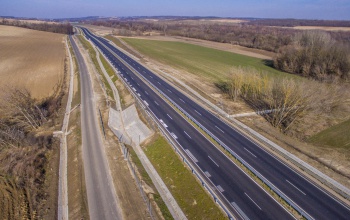 Szalagkorlátnak ütközött egy autó a 67-es úton
