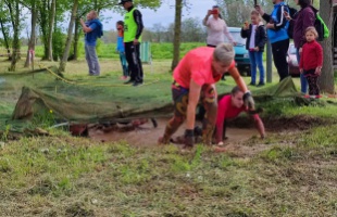 Kúsztak, másztak és futottak – 350 versenyző teljesítette a MATE Cross Run-t