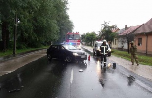 Az egyik autó az árokba csapódott a keleti temetőnél