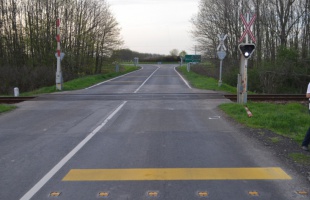 Letörte a félsorompót, elhajtott, keresi a rendőrség