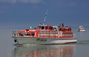 Hajót engednek le a Balatonból a Sió-csatornán át