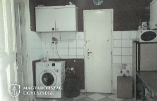 Fürdőszobába zárta ismerősét, majd kirabolta