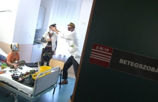 Bohócdoktorok jártak a kis betegeknél