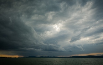 Vihar csaphat le a Balatonra