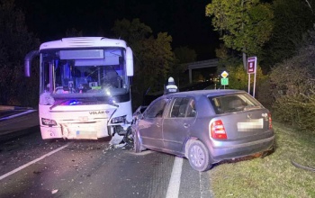Két személyautó és egy busz karambolozott Siófoknál - FOTÓKKAL!