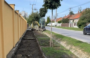 Új járda készül a Sopron utcában