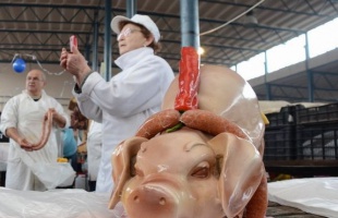 Mind egy szálig elfogyott a kolbász a piacon