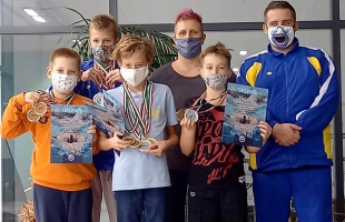 16 éremmel tért haza a Kaposvári Úszó SE gyermekcsapata