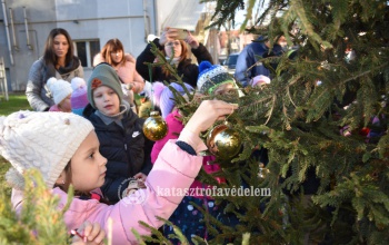 A karácsonykor szolgálatot teljesítő tűzoltókra is gondoltak az ovisok