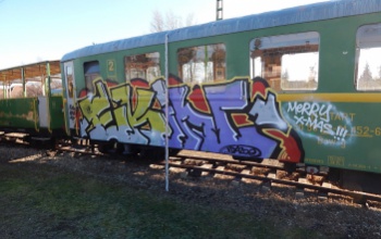 Kamera rögzítette, ahogy összefirkálta a balatonfenyvesi vonatkocsit