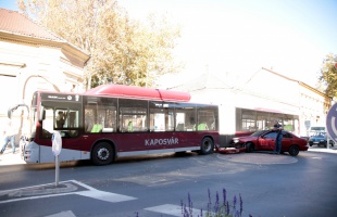 Csuklós busz és személyautó ütközött a körforgalomban