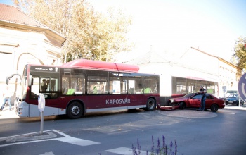 Csuklós busz és személyautó ütközött a körforgalomban