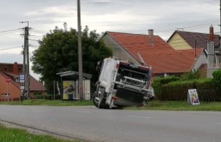 Az árokba parkolt egy kukásautó Kaposváron