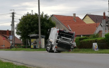 Az árokba parkolt egy kukásautó Kaposváron