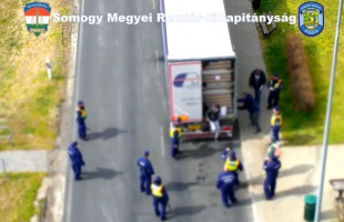 A kamion rakterében húzták meg magukat az illegális bevándorlók - VIDEÓ